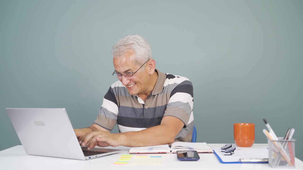 Man chatting on laptop.