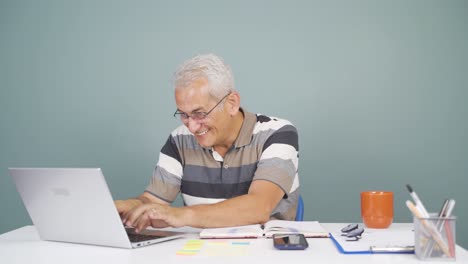hombre charlando en la computadora portátil.