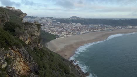 Flächendrohnenaufnahmen-Der-Stadt-Nazare-An-Der-Küste-Portugals,-Gefilmt-Während-Der-Goldenen-Stunde-Des-Sonnenuntergangs-4k