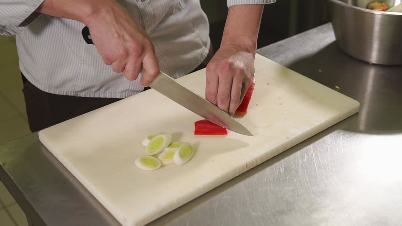chef cortando verduras