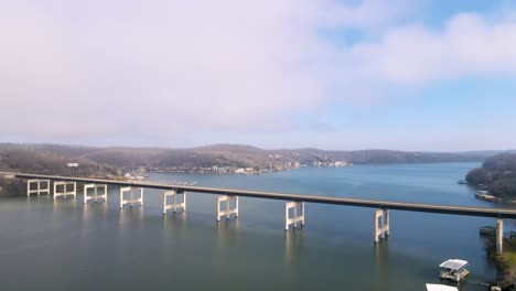 Puente-De-Peaje-Sobre-El-Lago-De-Los-Ozarks-En-Missouri,-Vista-Aérea-De-Drones