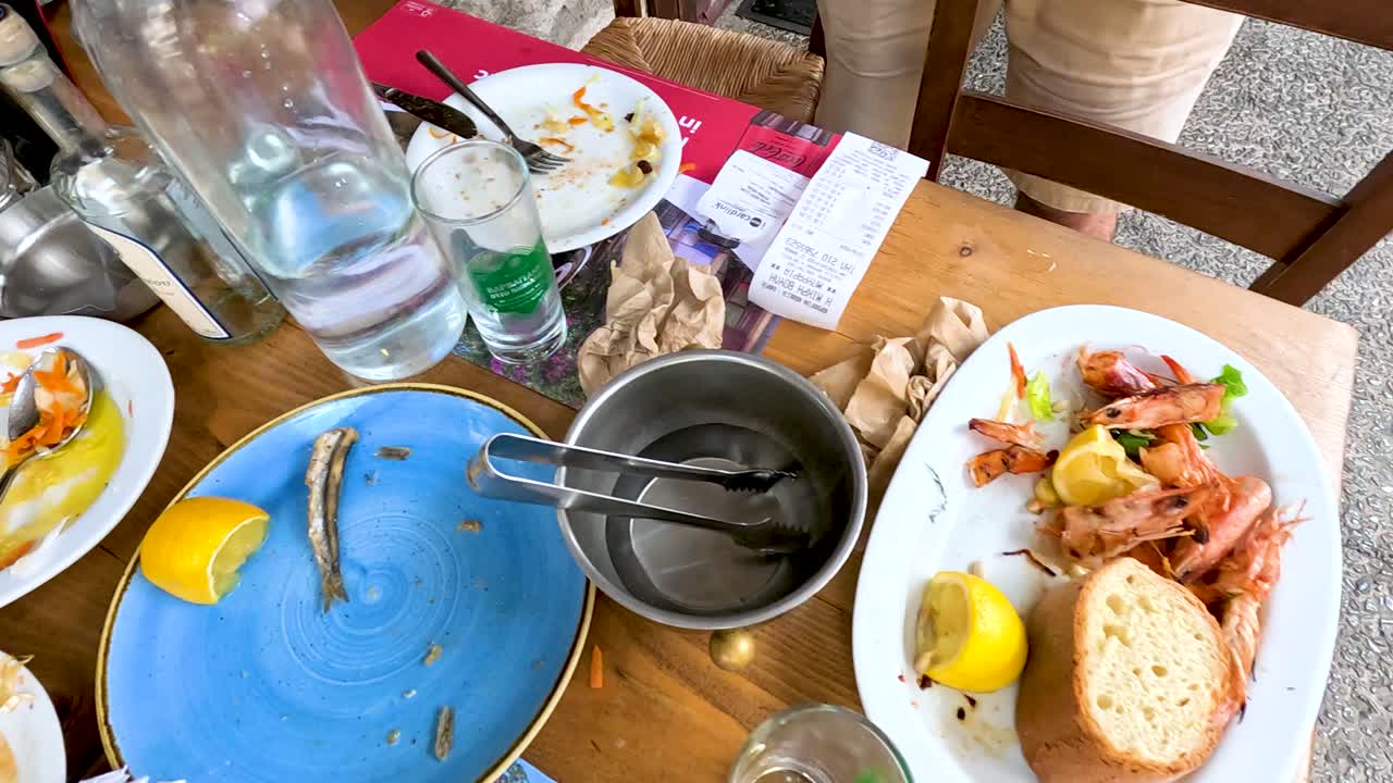 그리스 식당 에서 즐기는 식사