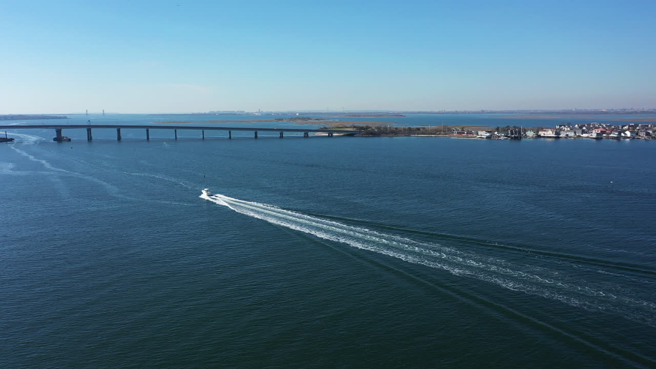 퀸즈, 뉴욕의 풀이 무성한 만 상공에서 공중 촬영