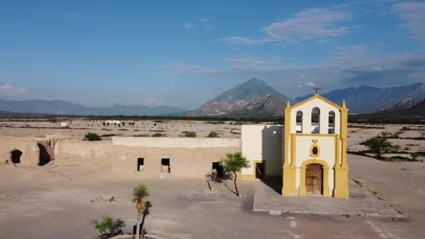 iglesia abandonada en medio de la nada