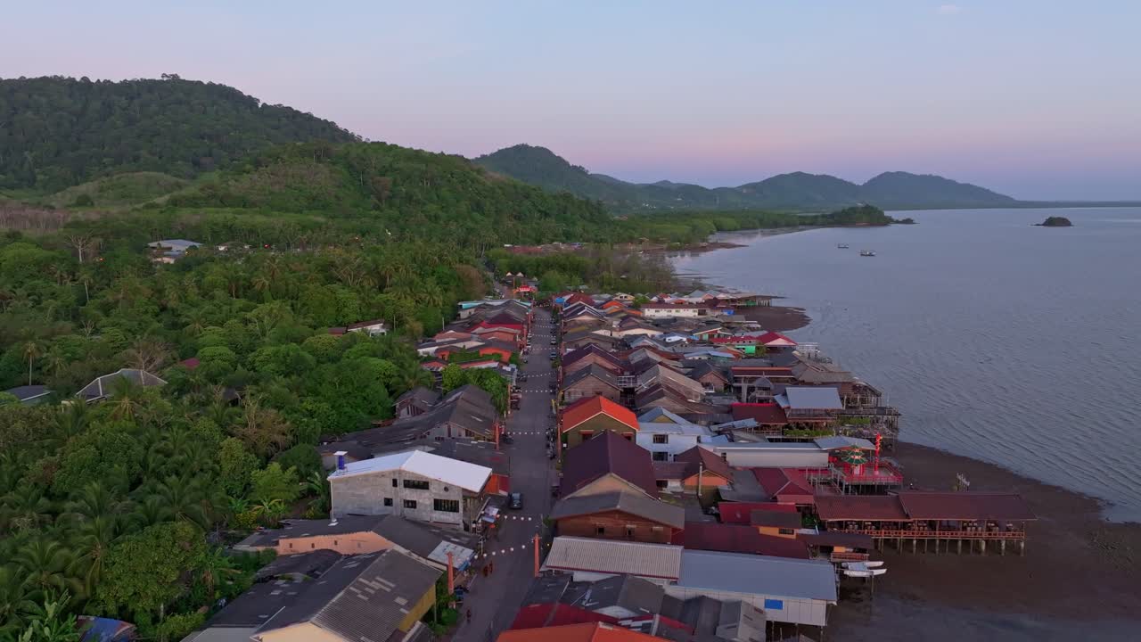 Pelabuhan tua Ko Lanta bersinar di bawah langit matahari terbit, Thailand