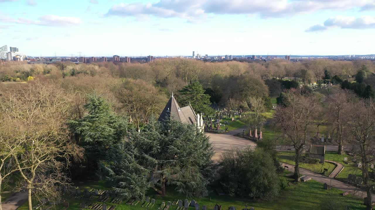 girando en torno a una iglesia católica en el medio de un enorme cementerio, ariel