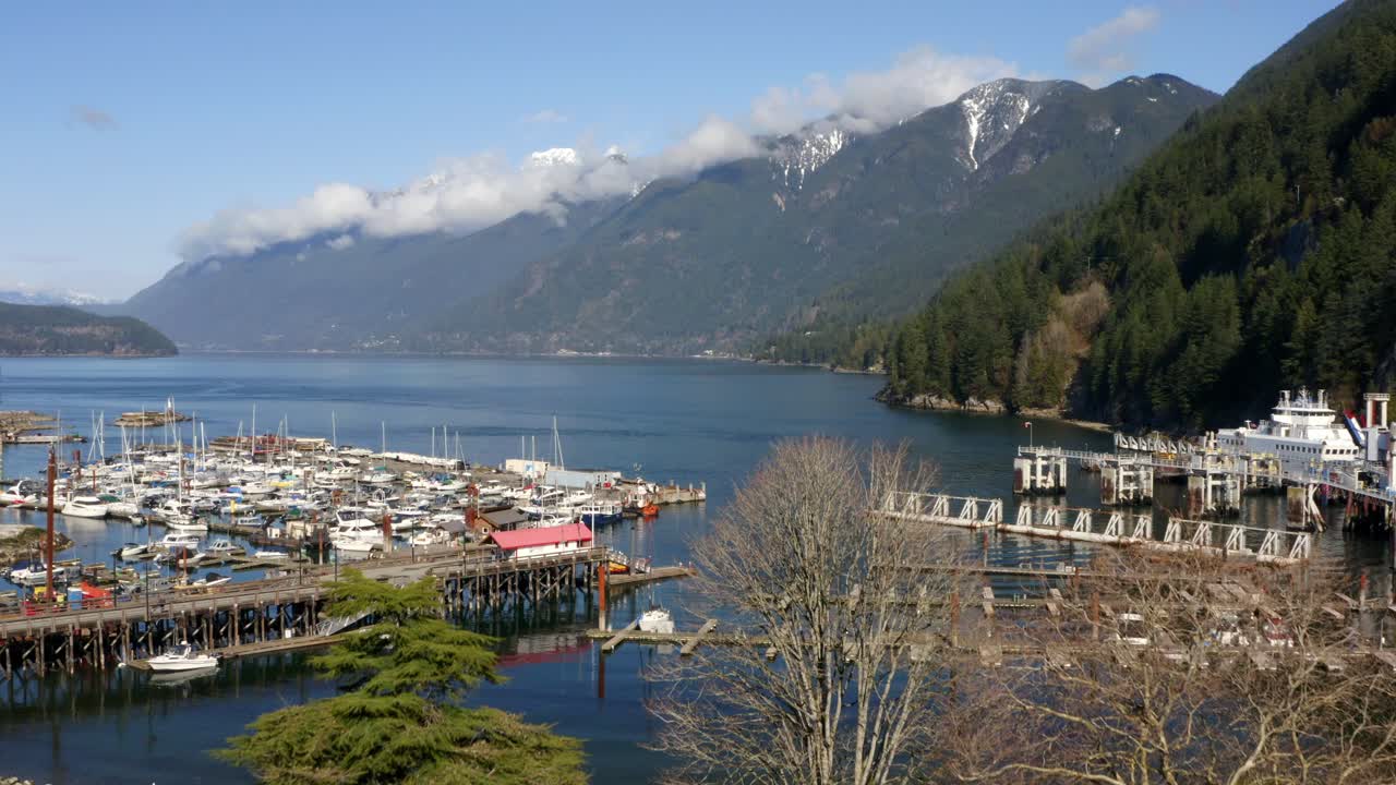 캐나다 서부 밴쿠버의 호스슈 베이 (horseshoe bay, bc) 에 있는 bc 페리 (bc ferries) 의 시웰스 마리나 (sewell's marina) 와 해양 역 (maritime station) 의 정박장.