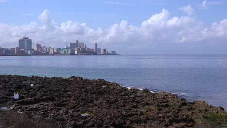 在古巴哈瓦那市 (havana, cuba) 沿著著名的馬列康 (malecon) 海<unk>,