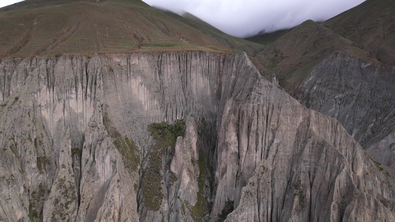 Vista aérea 4K con dron de Iruya, Salta, Argentina. Un remoto pueblo andino rodeado de montañas imponentes, valles profundos y carreteras sinuosas en uno de los paisajes más espectaculares del norte de Argentina