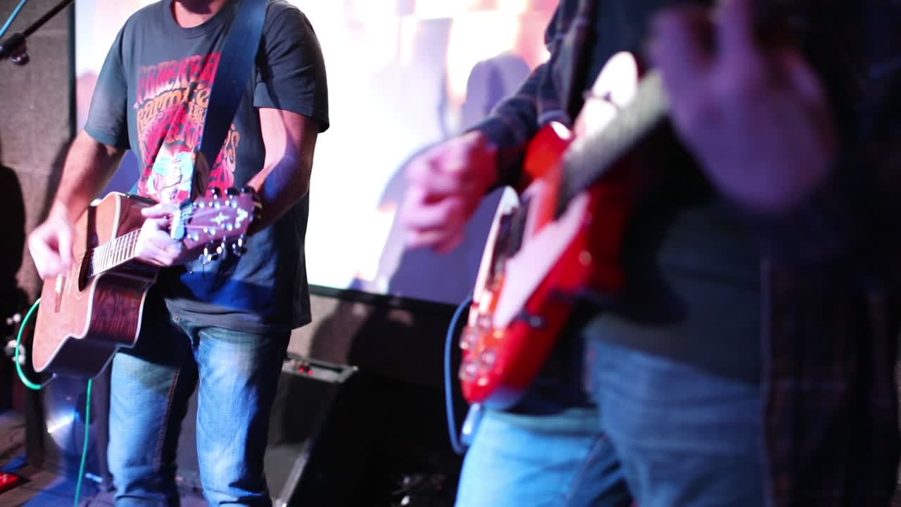 la band si esibisce sul palco