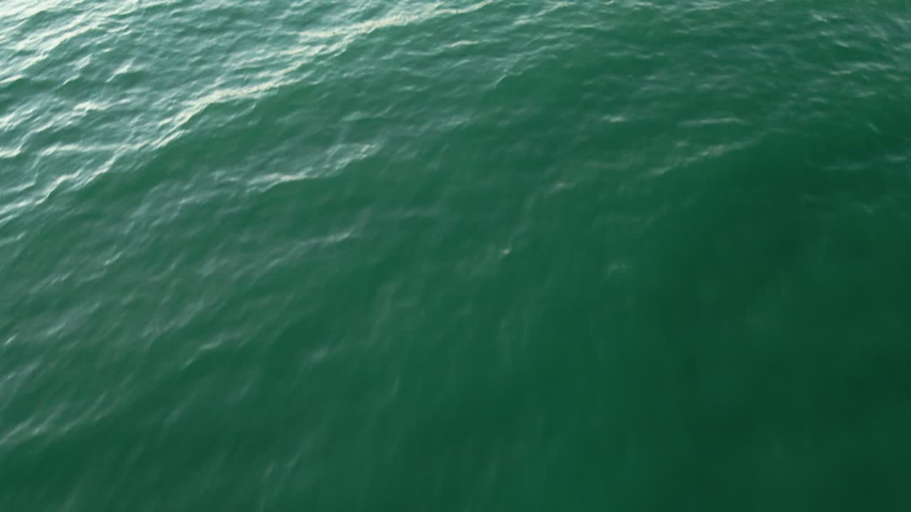 revelación cinematográfica de una gran mansión azul con un faro privado rodeado de árboles verdes en wisconsin, estados unidos