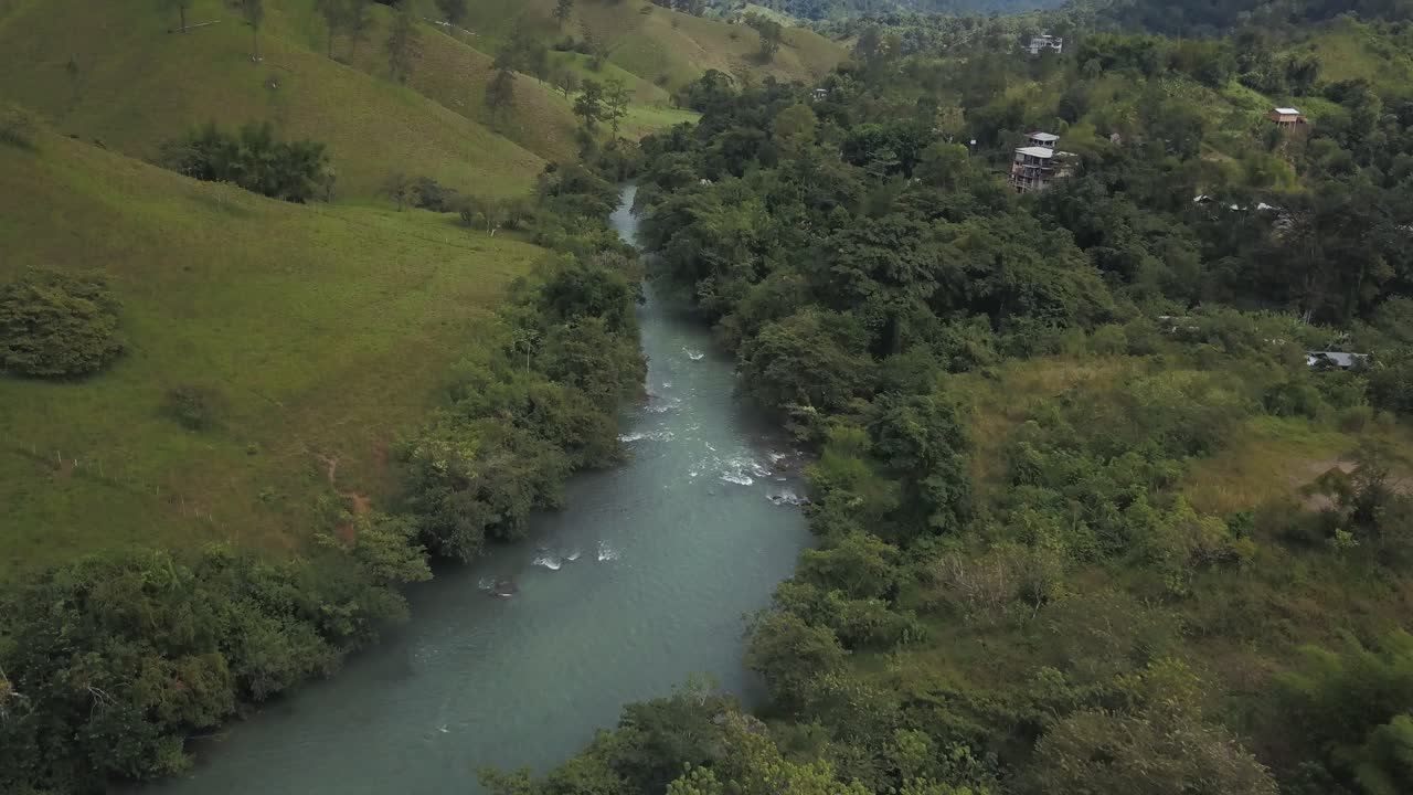 drone aéreo volando sobre el río en guatemala, américa central