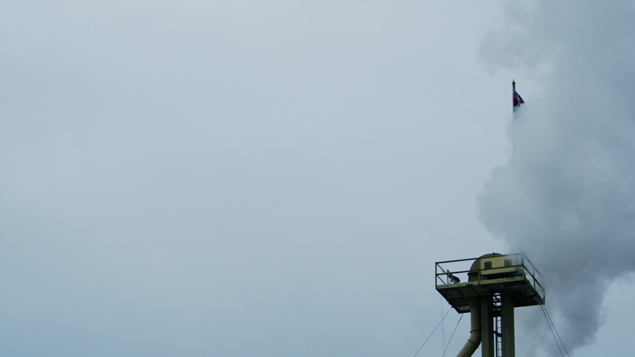 la contaminación envuelve a la bandera estadounidense la fábrica de chimeneas de humo