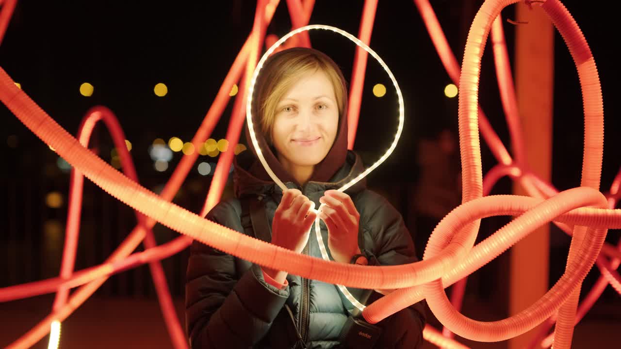 retrato de una hermosa mujer rubia sonriente con una capucha