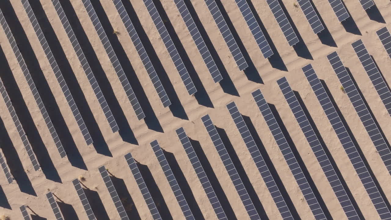 Impianto fotovoltaico in un parco solare nel deserto, vista aerea dall'alto