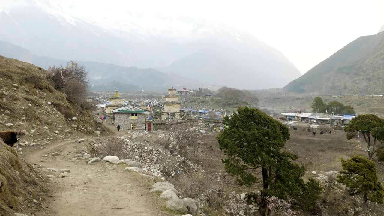 la aldea nepalesa de sama gaon entre las montañas. área de senderismo del circuito de manaslu.