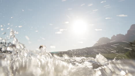 Fröhliche-Freunde,-Die-Bei-Sonnenuntergang-Im-See-Schwimmen-Und-Spaß-Daran-Haben,-Im-Wasser-Zu-Planschen,-Den-Sommer-Zu-Feiern-Und-Die-Freiheit-Zu-Genießen,-Indem-Sie-Am-Nachmittag-Gemeinsam-Schwimmen