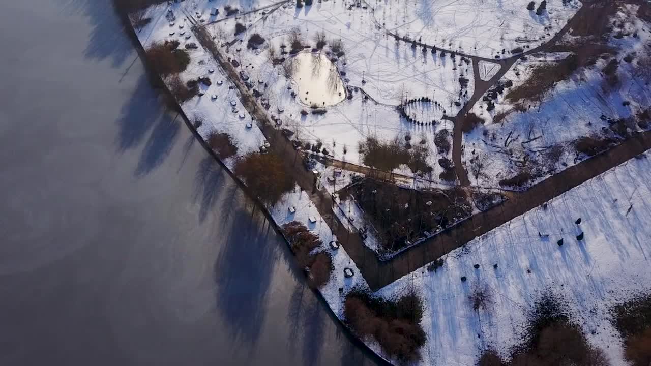 Lentäen alaspäin Mogosoaian puistoon, Romaniaan, täydellisen jäätyneen järven vieressä
