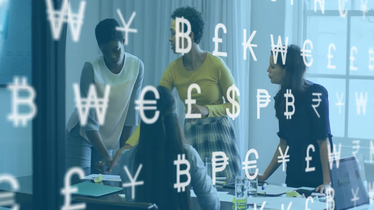 Donne professioniste che analizzano grafici finanziari in ufficio, integrando una sovrapposizione di simboli di valuta fluttuanti.