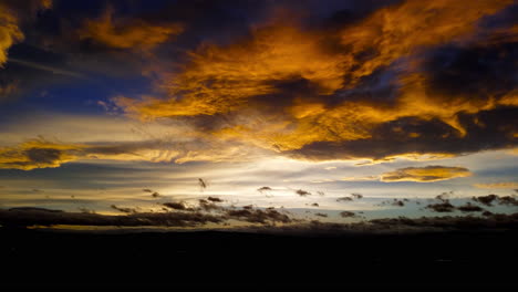 puesta de sol justo después del tifón en miyazaki, japón