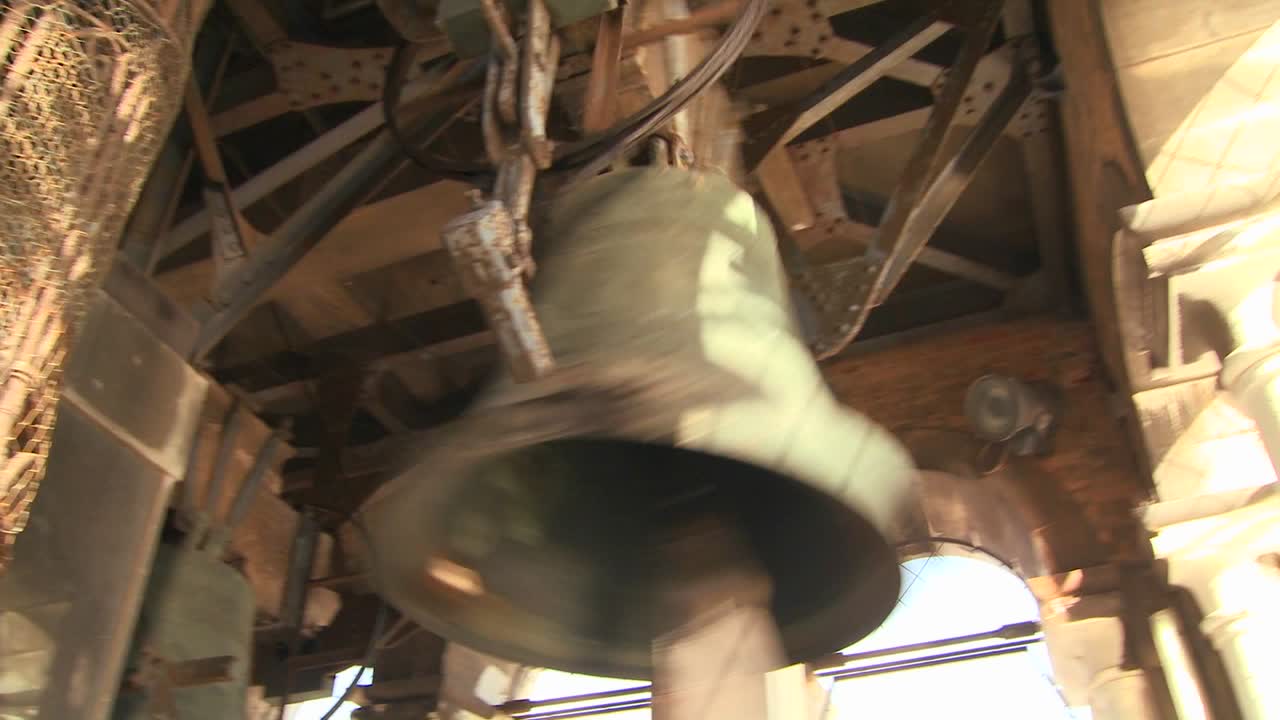 教会的钟声响起在土地上 1