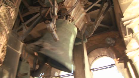 las campanas de la iglesia suenan sobre la tierra 1