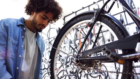 mecánico reparando bicicletas en el taller