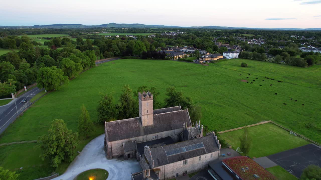 drone volando sobre la iglesia de san nicolás y el convento agustino, animales pastando