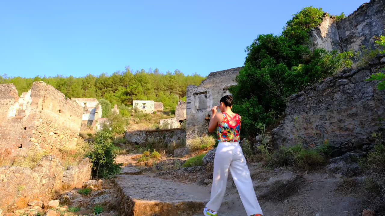 요가 소녀 는 잔디 에 머리 를  ⁇ 고 요가 를 하고 있다