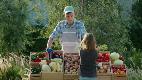 Niña-Comprando-Verduras-En-El-Mercado-De-Agricultores