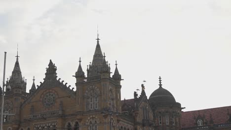 extérieur de l'ancien terminus victoria à la gare cmt de mumbai en inde