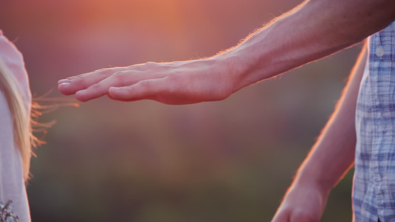 un grupo de personas de diferentes edades pone sus manos sobre el concepto de trabajo en equipo