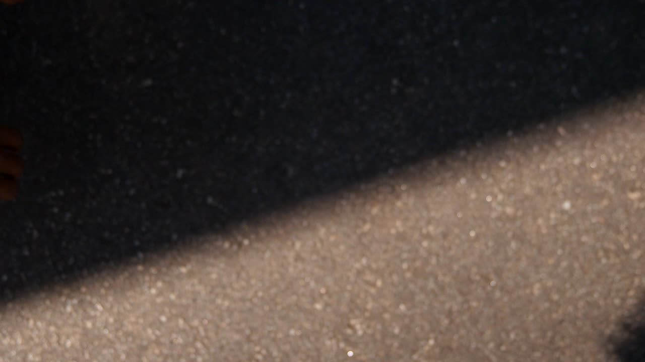 모든 인종과 색의 팔이 단결과 팀워크에서 하나씩 쳐져 있으며, 그 다음에는 여러 인종의 손이 원의 중앙에 함께 모여서 환호합니다.