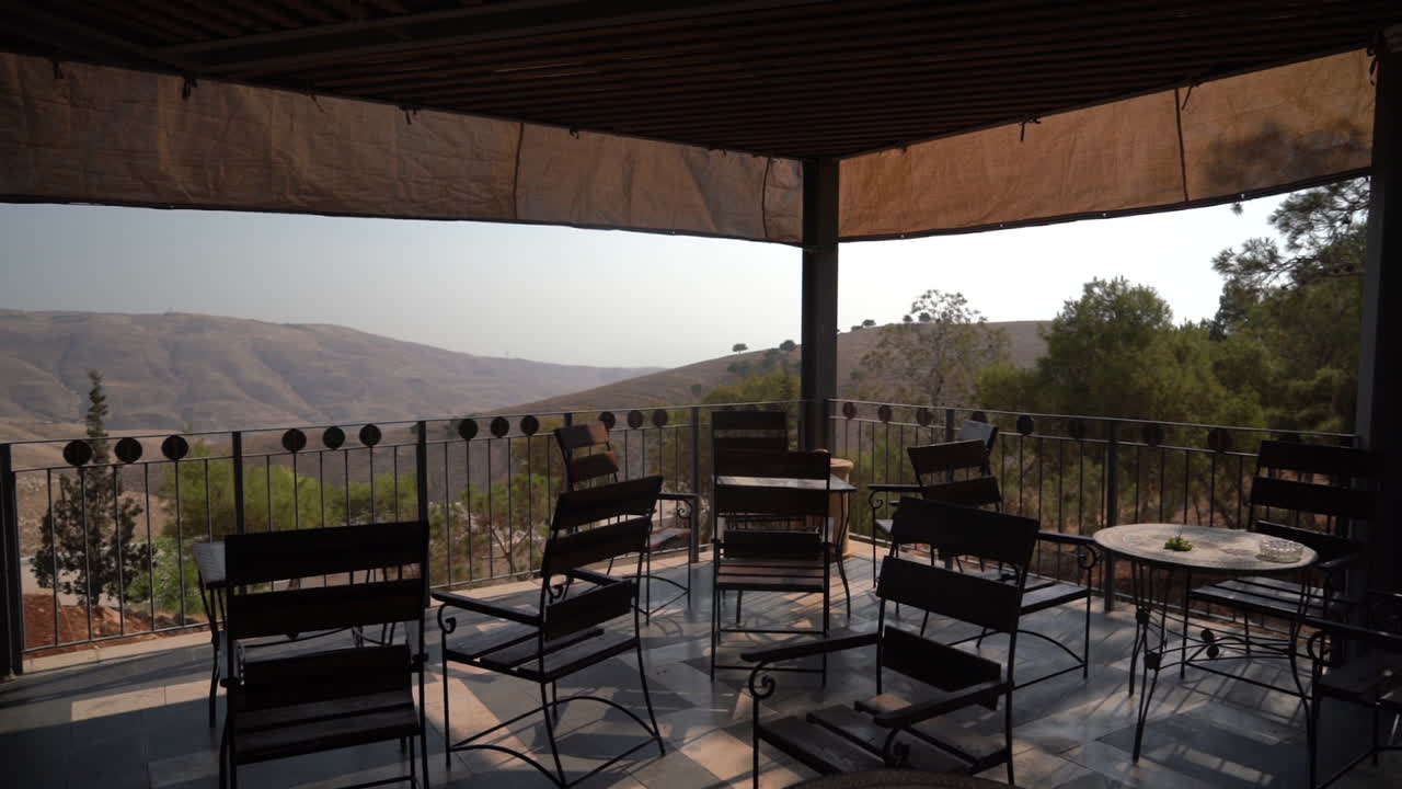 Vista dalla terrazza di un caffè dal Sacro Monte Nebo, Giordania, in una giornata di sole, Panorama
