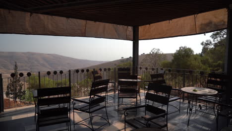 Vista-De-La-Terraza-Del-Café-Desde-El-Monte-Sagrado-Nebo,-Jordania-En-Un-Día-Soleado,-Panorama
