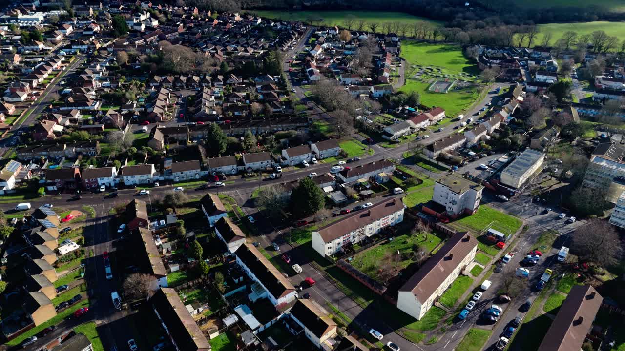 Luftaufnahme einer Landschaft mit einer Drohne über Sholing, einer Region in Southampton, England. Eine wunderschöne Vorstadt mit roten Häusern, Gärten, stark befahrenen Straßen mit Verkehr und Autos während eines wunderschönen Wintersonnenuntergangs
