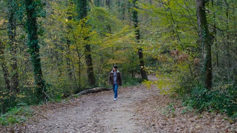 Joven-Solitario-Caminando