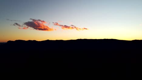 cordillera silueteada en el horizonte al atardecer