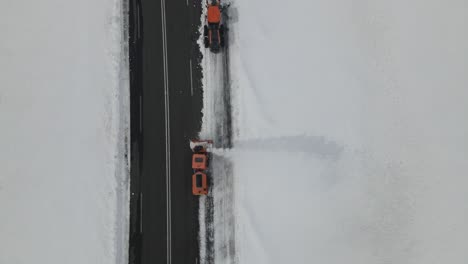 Vista-De-Drone-De-Carreteras-De-Lucha-Contra-La-Nieve