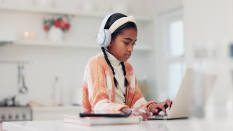 Auriculares,-Mecanografía-Y-Niño-Con-Una-Computadora-Portátil-En-Casa