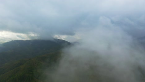 Die-Kamera-Bewegt-Sich-In-Den-Wolken-Nach-Vorne,-Um-Den-Atemberaubenden-Blick-Auf-Eine-Tropische-Berglandschaft-Freizulegen