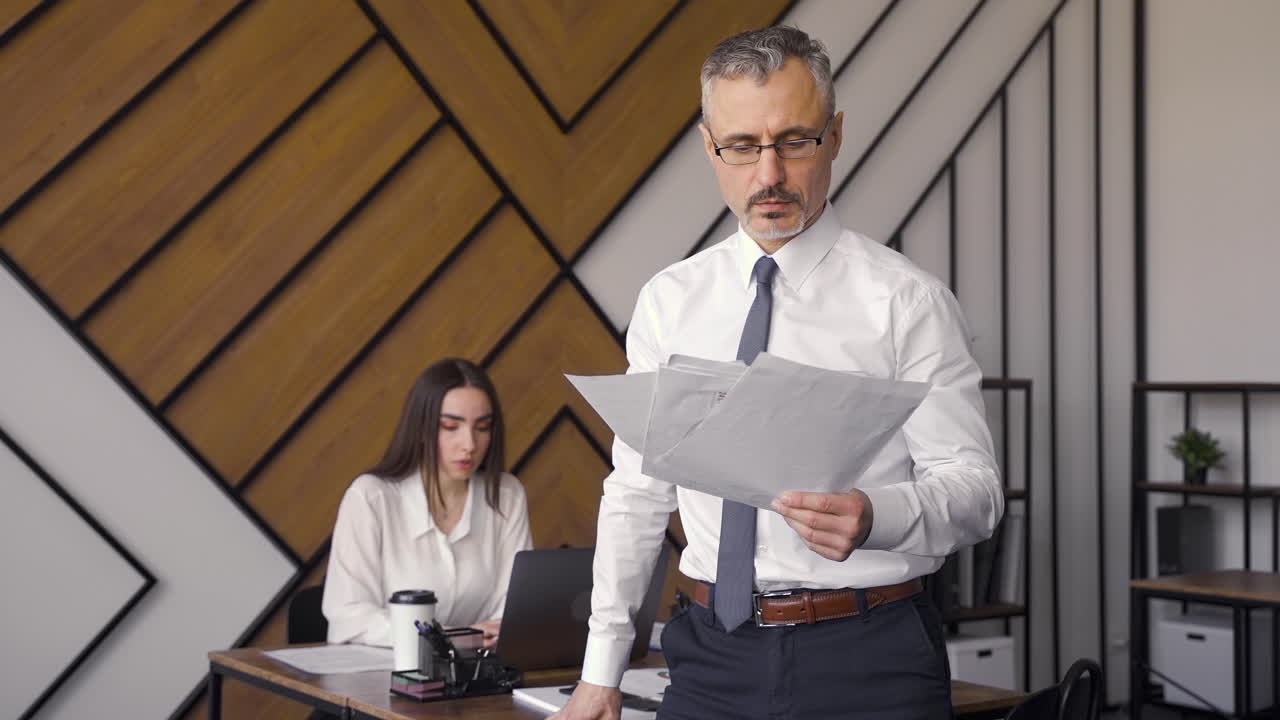 작업자가 공중에 그래프가 있는 종이를 던지고 있습니다.