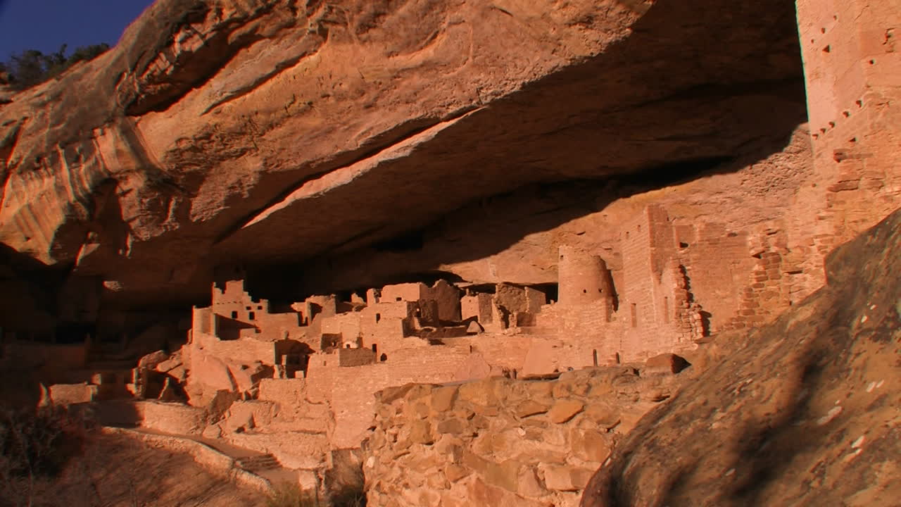 una foto lejana de las viviendas de los indios americanos en el parque nacional mesa verde en colorado