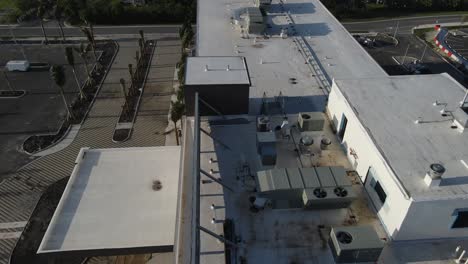 vista aérea de los sistemas de calefacción y refrigeración en un nuevo edificio comercial de gran altura