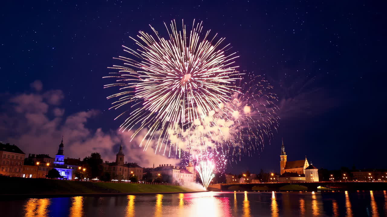 fuegos artificiales sobre una ciudad por la noche