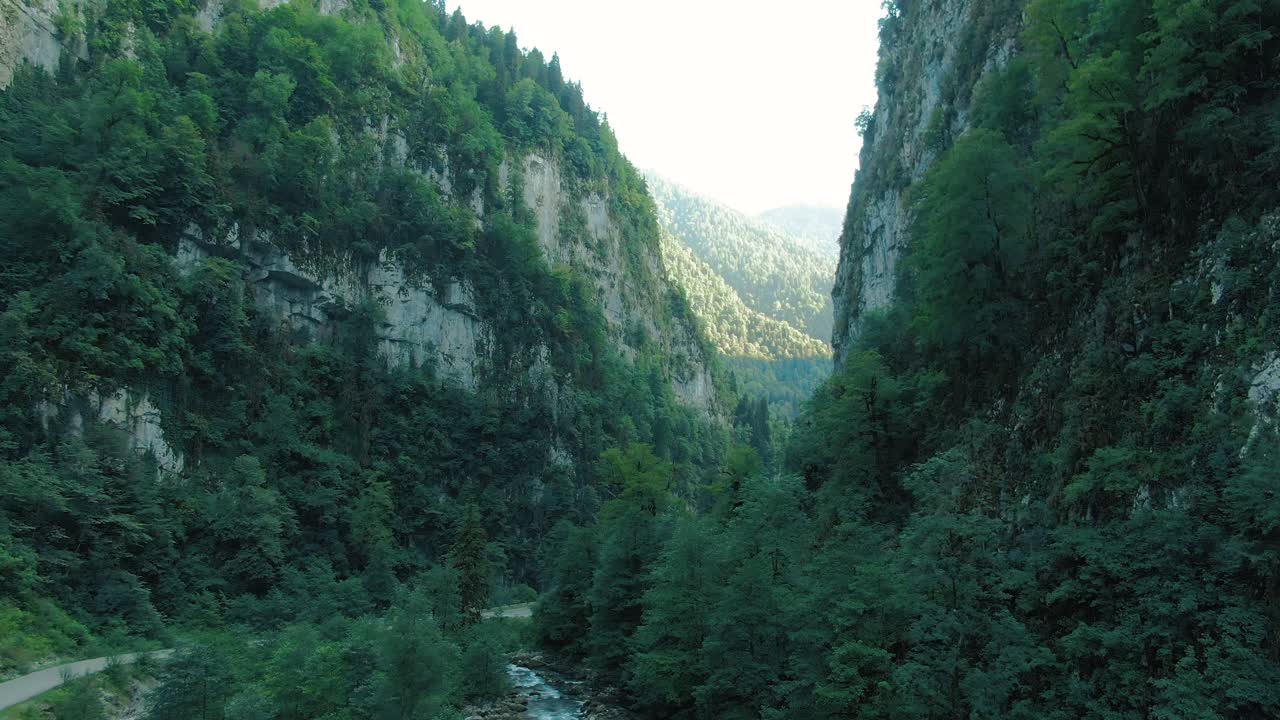 paisaje de cañón de montaña con río