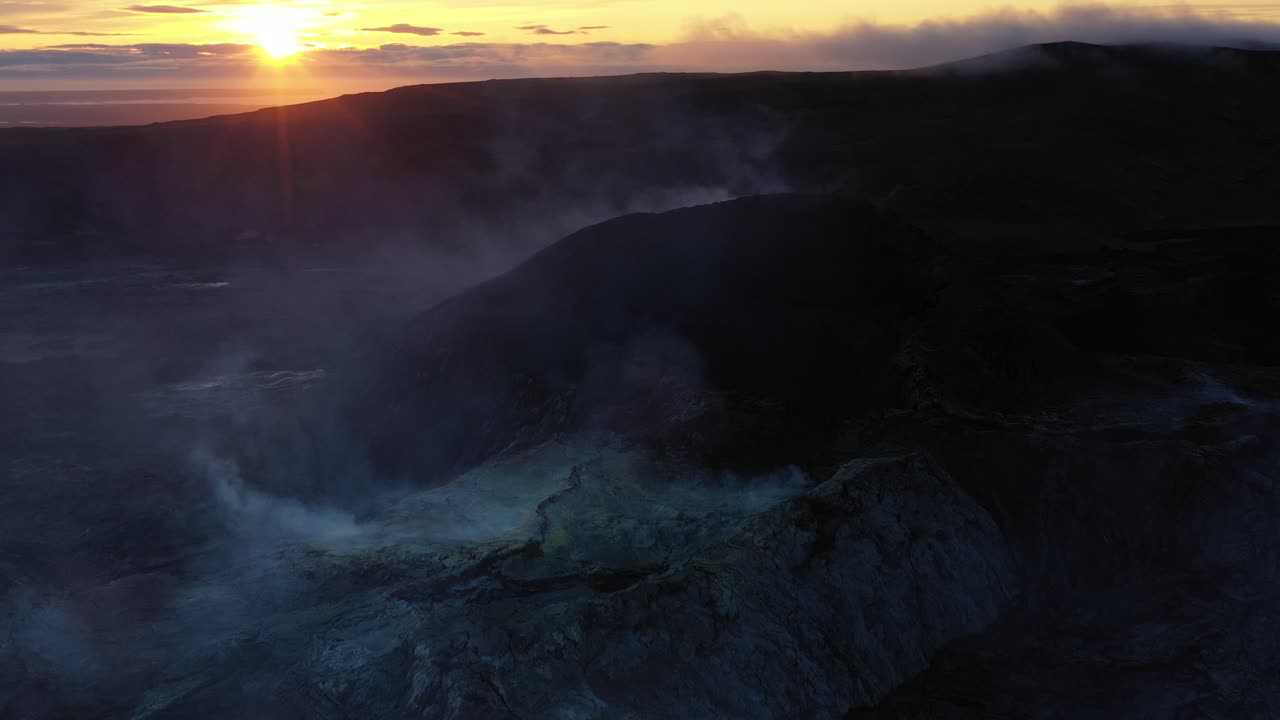 화산의 해가 뜨고 해가 지는 공중 사진