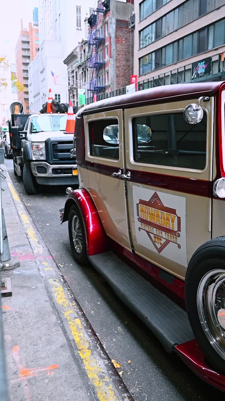 New York, USA, 1. Juli 2025: Klassischer Oldtimer in einer Straße von New York. Klassisches Auto am Straßenrand in New York geparkt. Das Foto fängt Retro-Stil in einer urbanen Umgebung ein