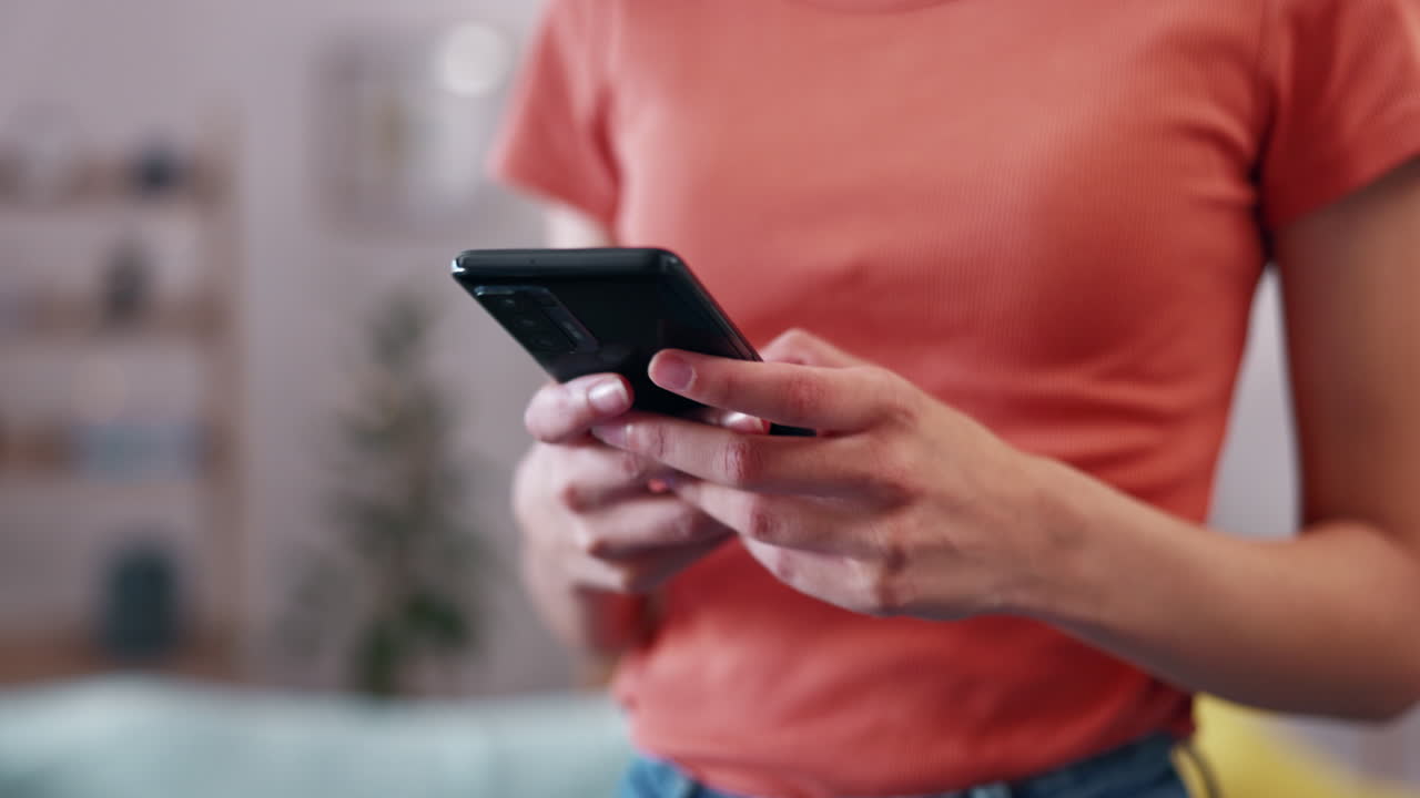 teléfono, manos o casa mujer escribiendo una publicación en el blog