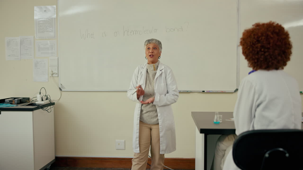 Lezione di chimica in un'aula